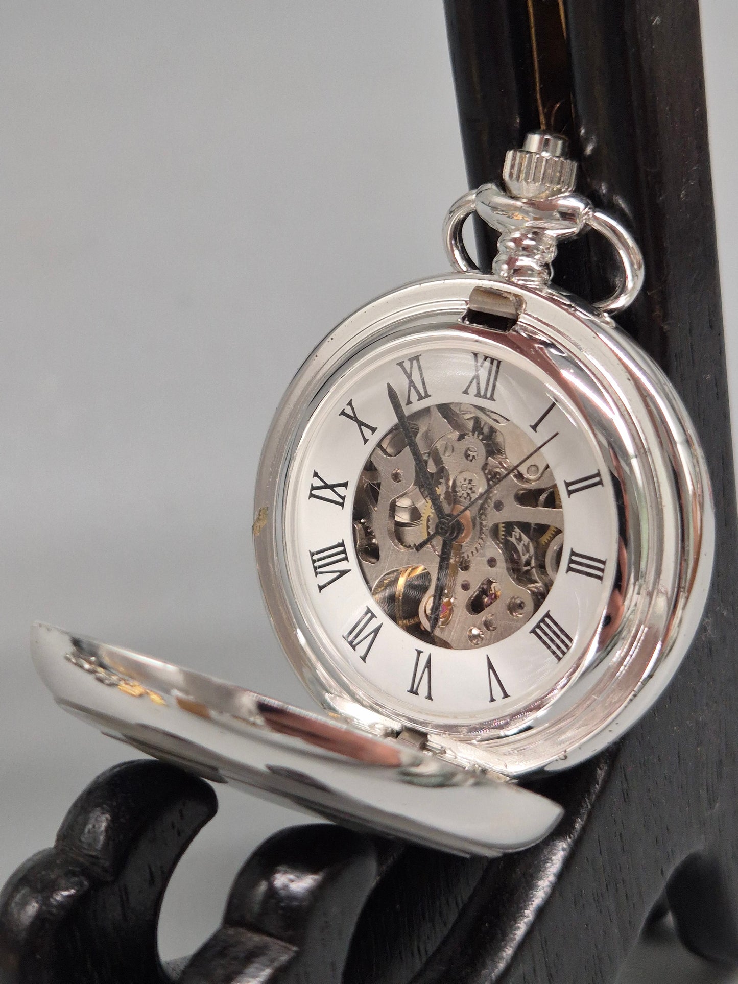 Silberne Skelett Taschenuhr – Offenes Werk & Dampflok-Motiv