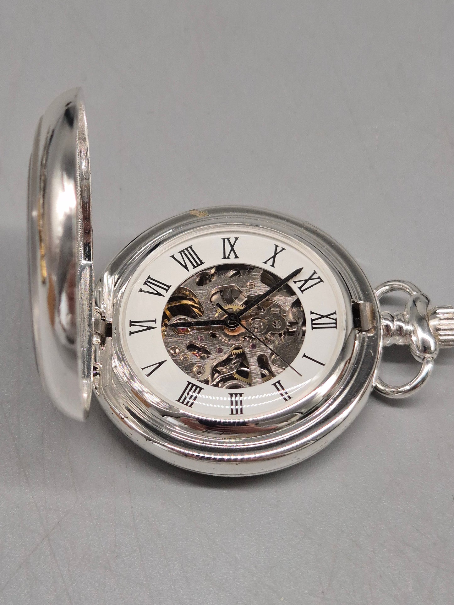 Silberne Skelett Taschenuhr – Offenes Werk & Dampflok-Motiv