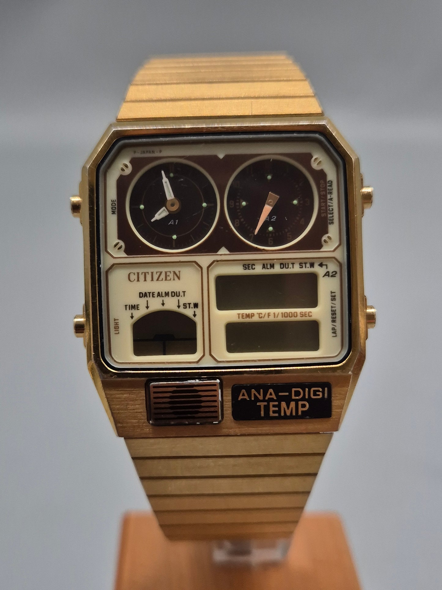 Elegante Citizen Ana‑Digi Temp Herren Uhr – Goldener Retro-Chic