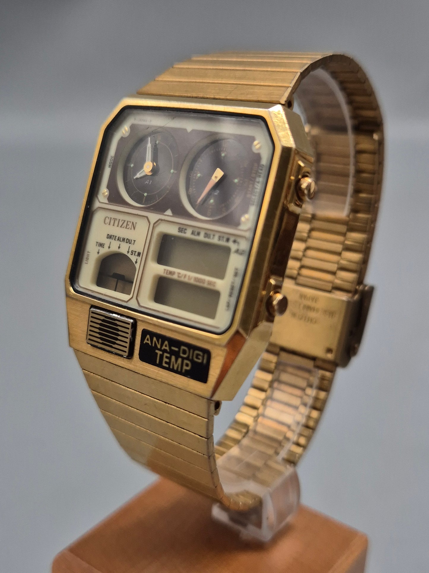 Elegante Citizen Ana‑Digi Temp Herren Uhr – Goldener Retro-Chic