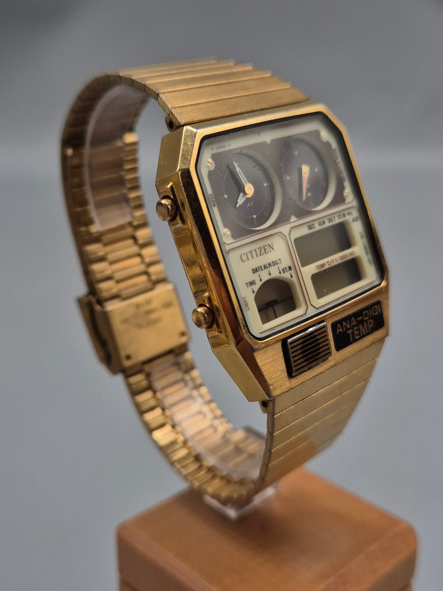 Elegante Citizen Ana‑Digi Temp Herren Uhr – Goldener Retro-Chic