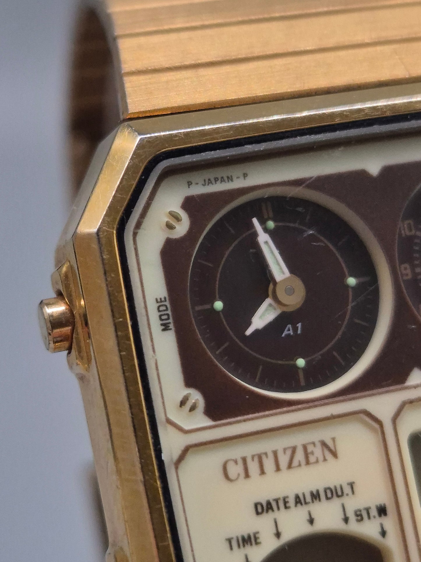 Elegante Citizen Ana‑Digi Temp Herren Uhr – Goldener Retro-Chic