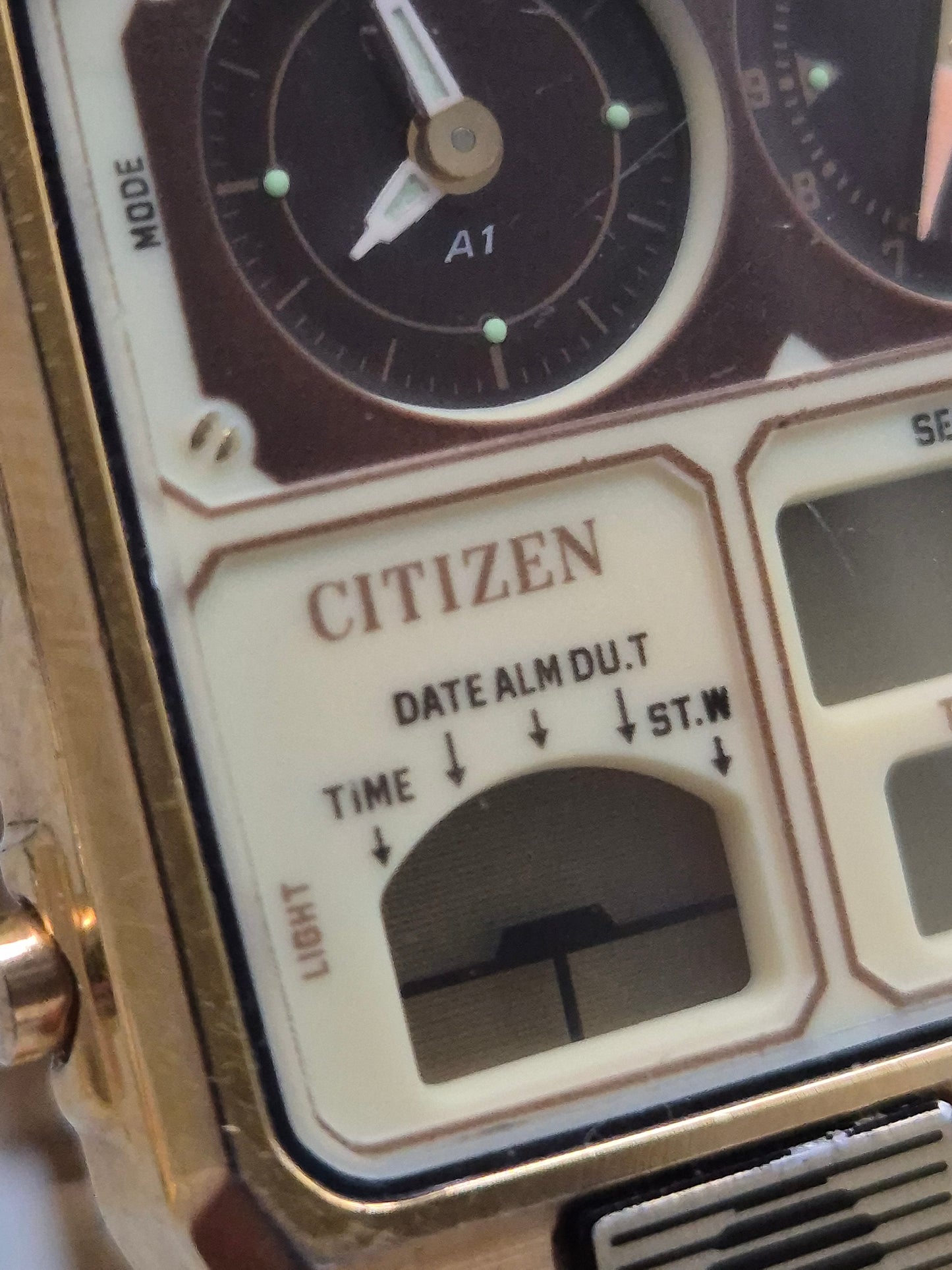 Elegante Citizen Ana‑Digi Temp Herren Uhr – Goldener Retro-Chic