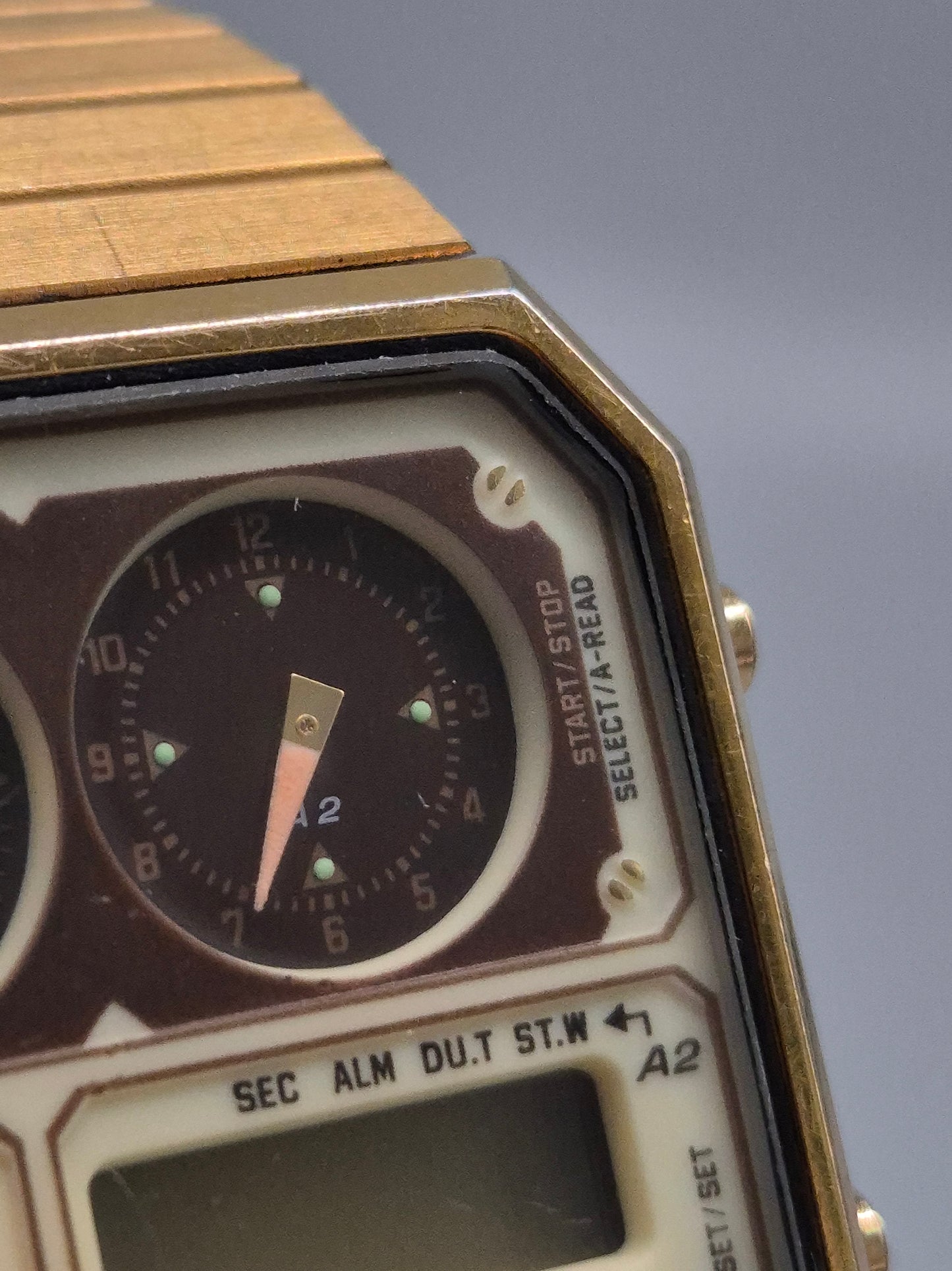 Elegante Citizen Ana‑Digi Temp Herren Uhr – Goldener Retro-Chic