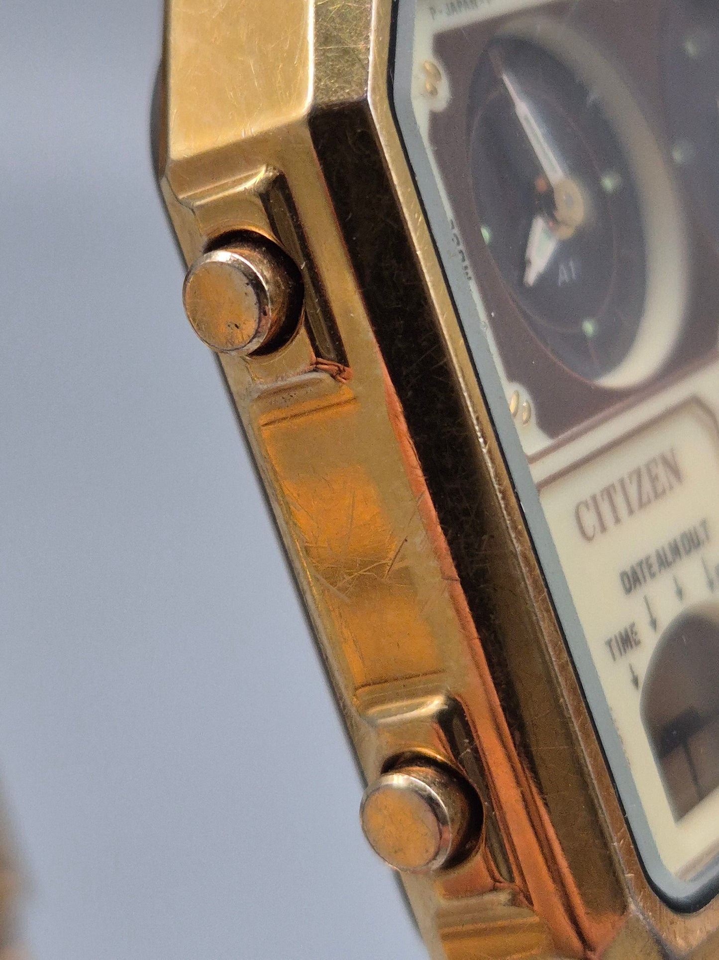 Elegante Citizen Ana‑Digi Temp Herren Uhr – Goldener Retro-Chic