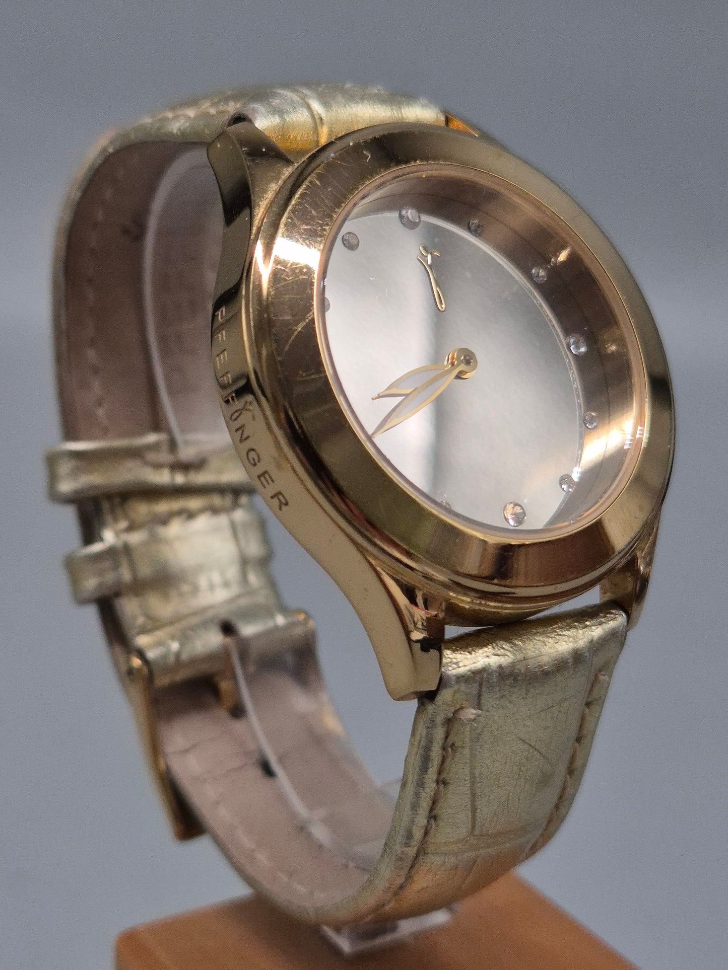 Elegante Pfeffinger Damen Uhr – Goldfarbene Akzente mit Strassbesatz