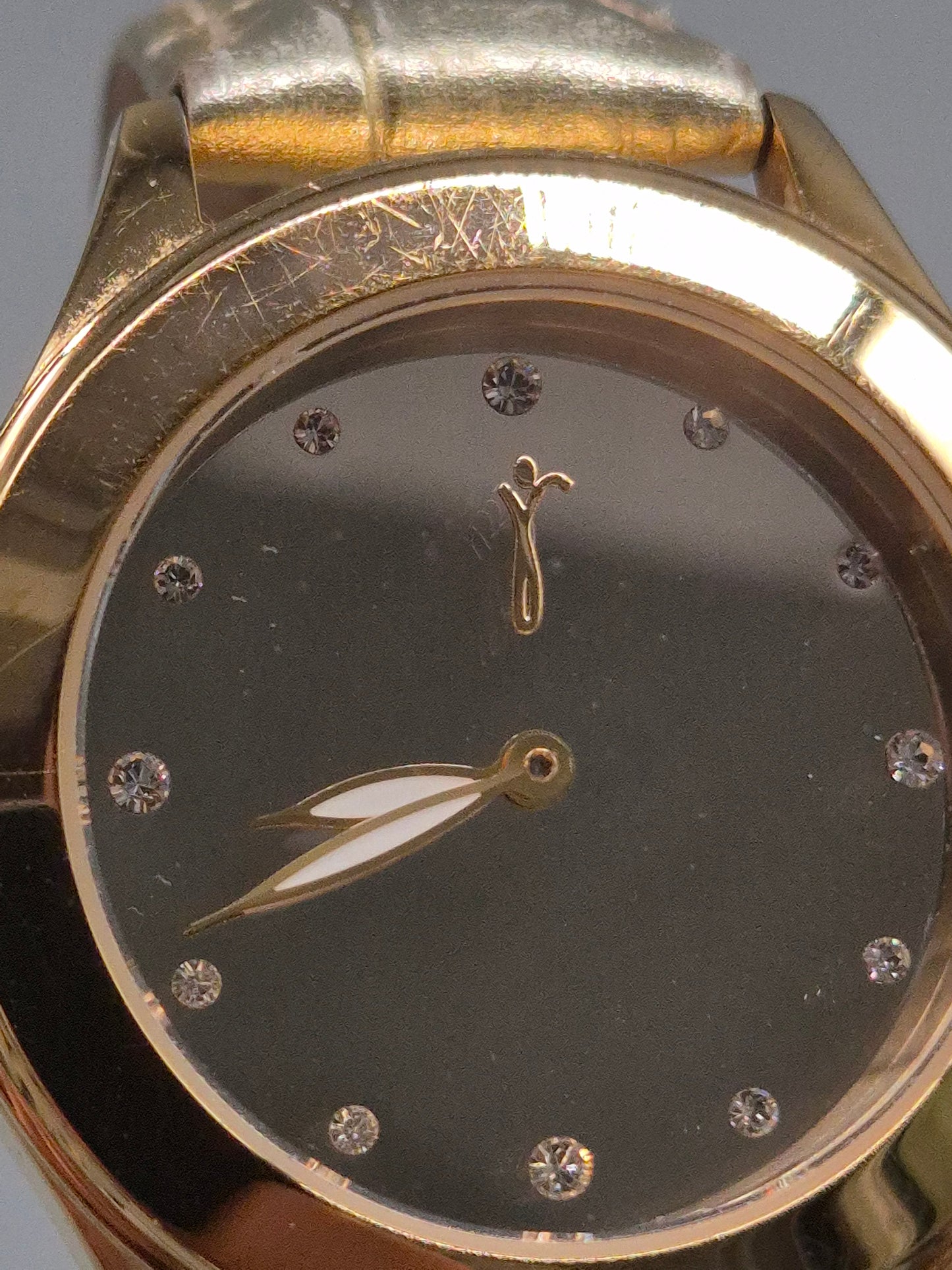 Elegante Pfeffinger Damen Uhr – Goldfarbene Akzente mit Strassbesatz