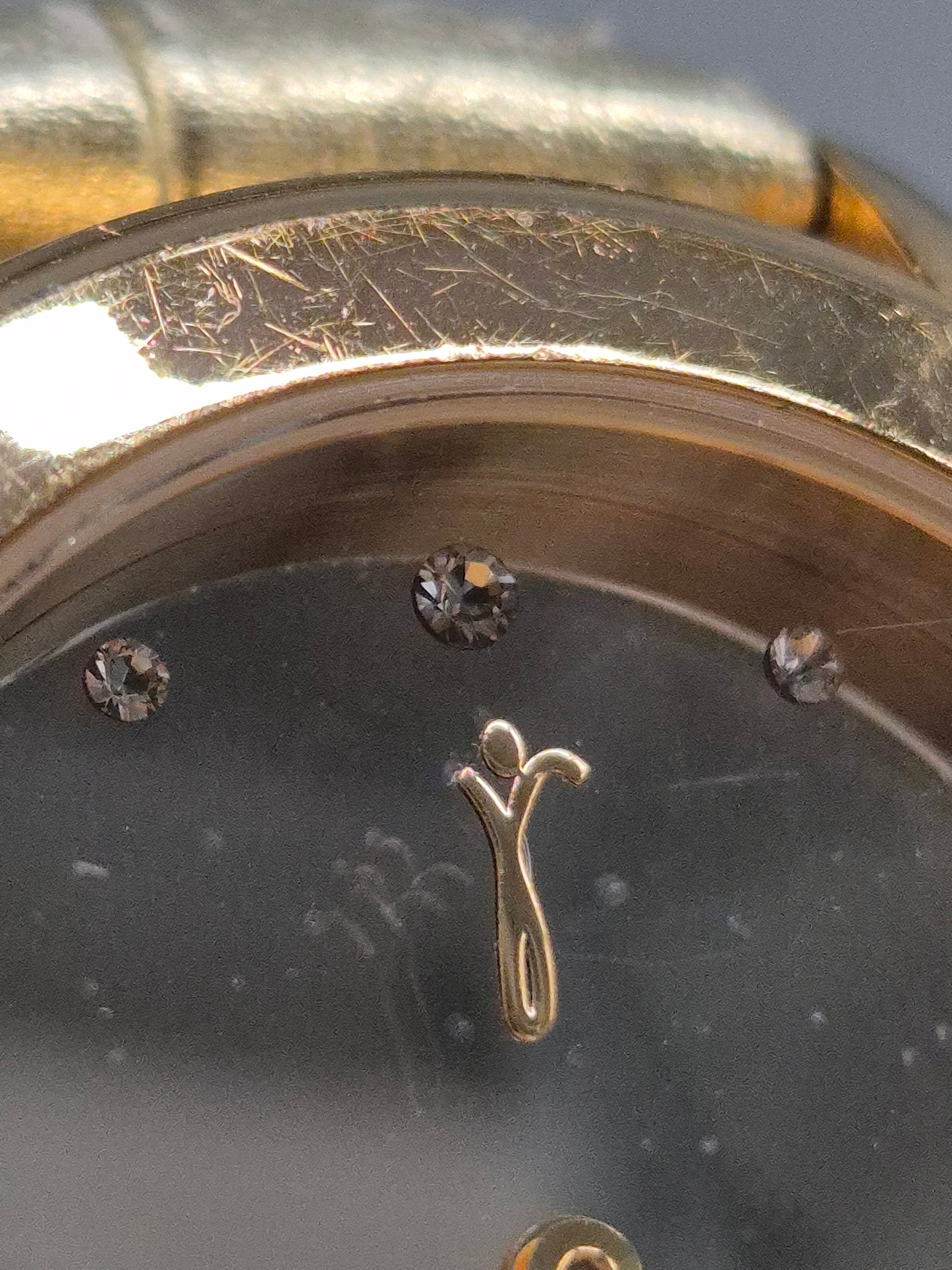 Elegante Pfeffinger Damen Uhr – Goldfarbene Akzente mit Strassbesatz