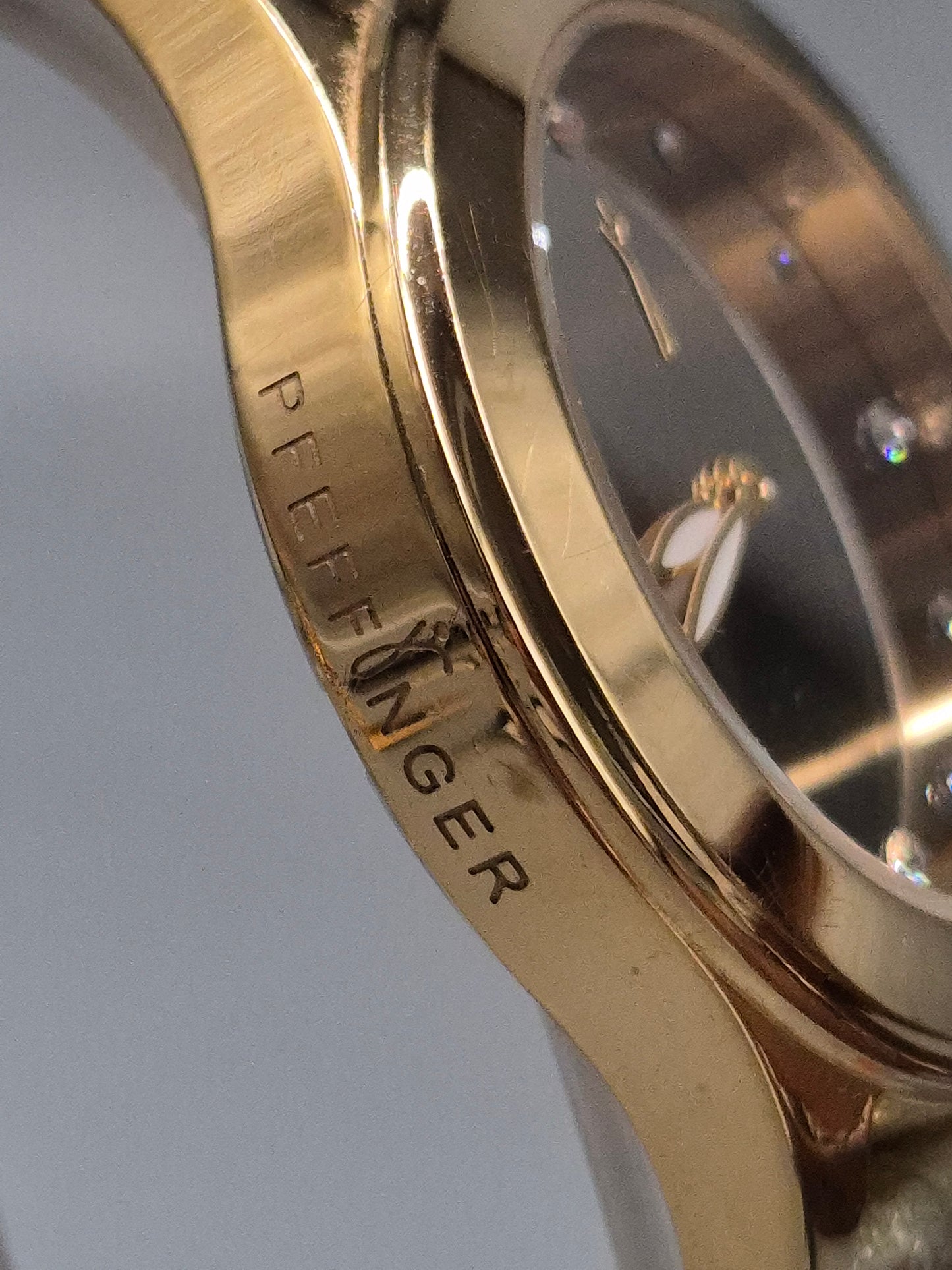 Elegante Pfeffinger Damen Uhr – Goldfarbene Akzente mit Strassbesatz