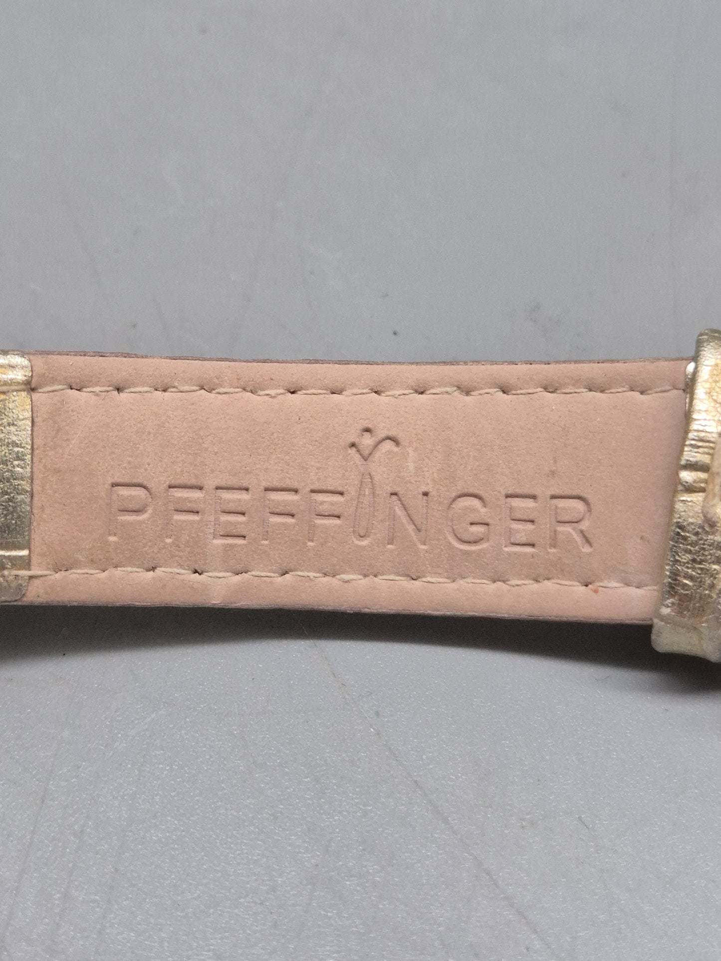 Elegante Pfeffinger Damen Uhr – Goldfarbene Akzente mit Strassbesatz