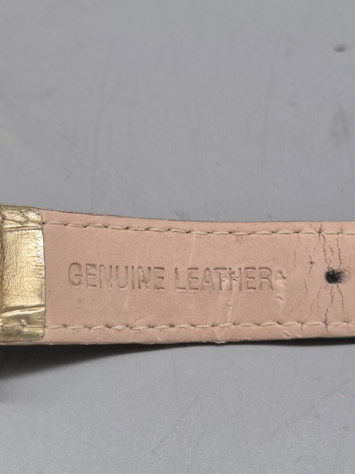 Elegante Pfeffinger Damen Uhr – Goldfarbene Akzente mit Strassbesatz