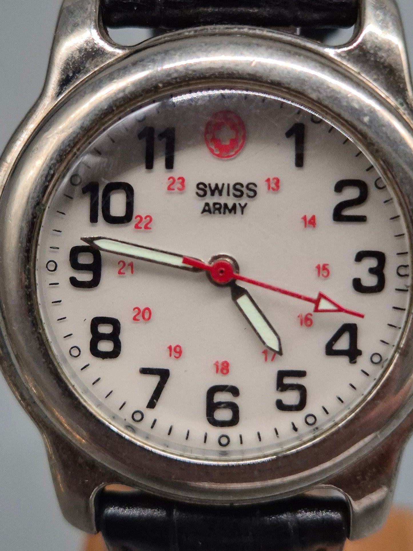 Robuste Swiss Army Quarz Herren Uhr – Militärischer Klassiker