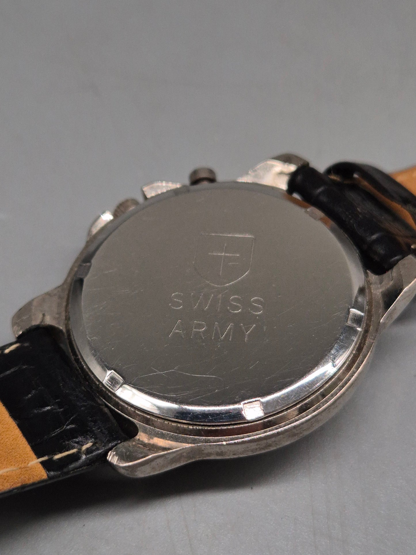 Robuste Swiss Army Quarz Herren Uhr – Militärischer Klassiker