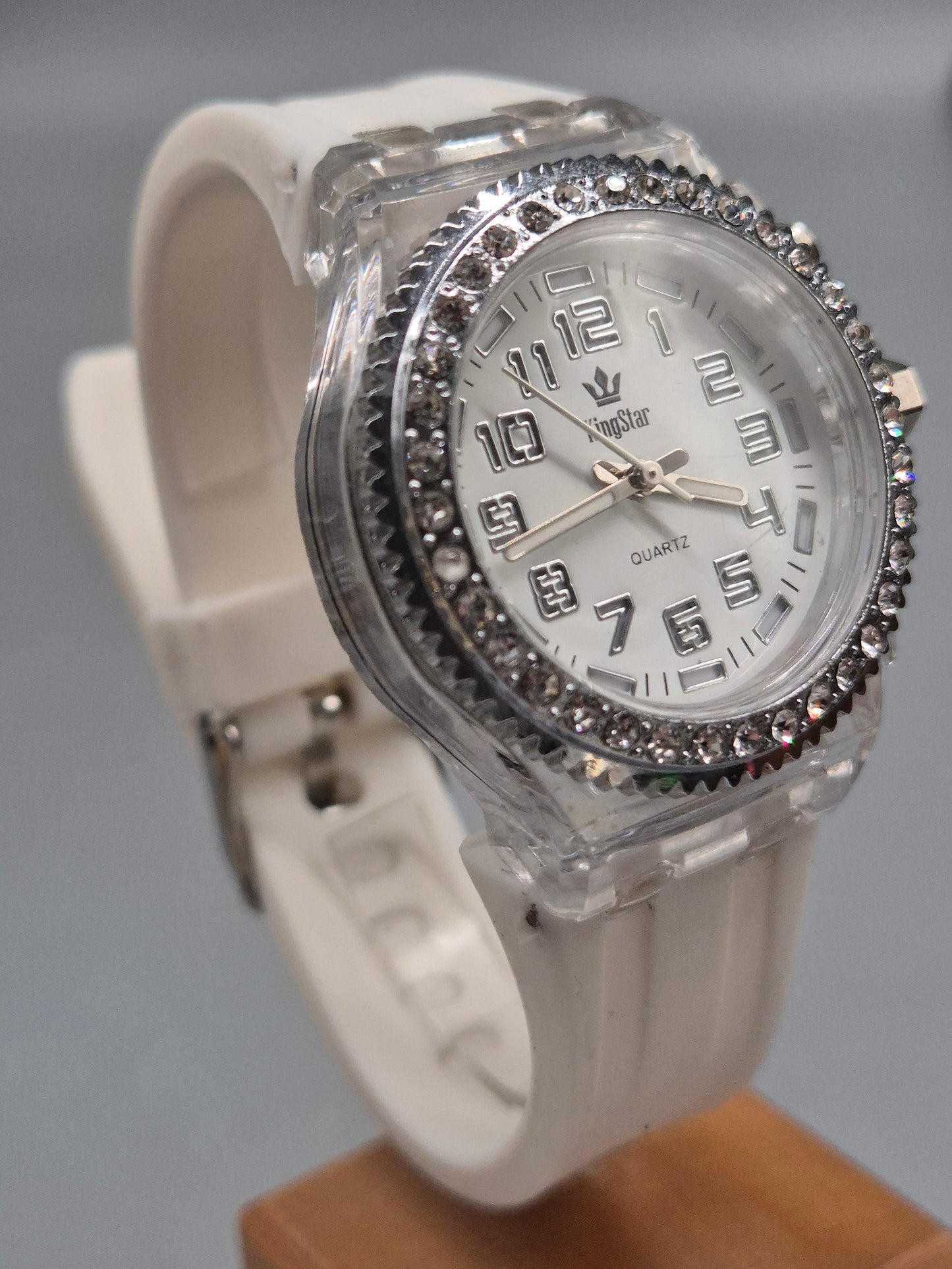 KingStar Damen Uhr – Glitzer-Look mit weißem Silikonarmband