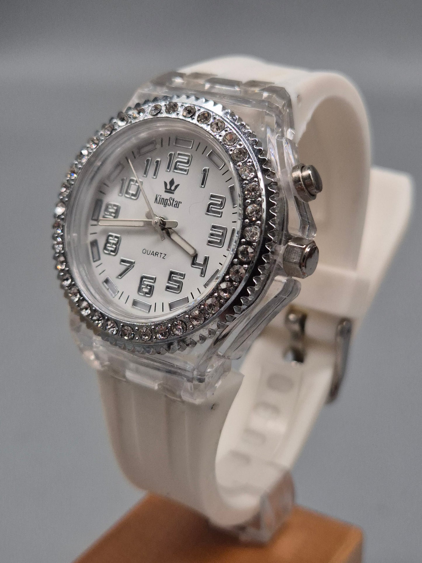 KingStar Damen Uhr – Glitzer-Look mit weißem Silikonarmband