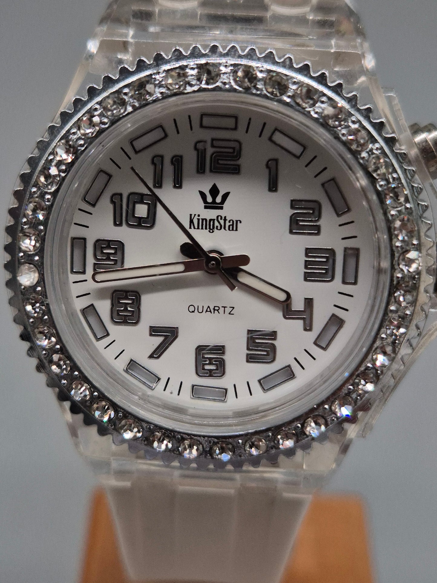 KingStar Damen Uhr – Glitzer-Look mit weißem Silikonarmband