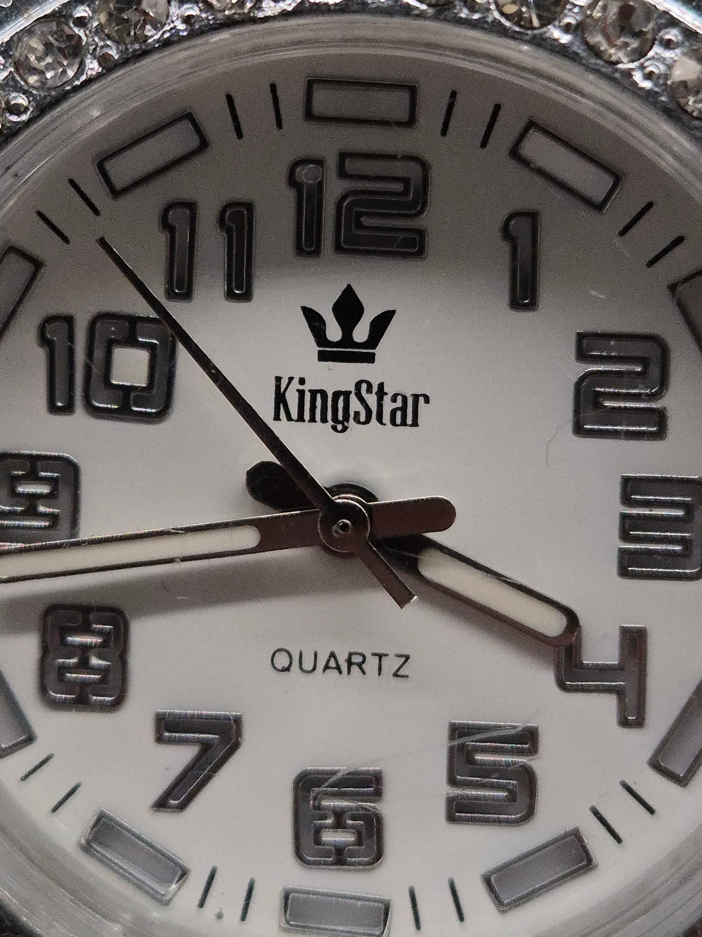 KingStar Damen Uhr – Glitzer-Look mit weißem Silikonarmband
