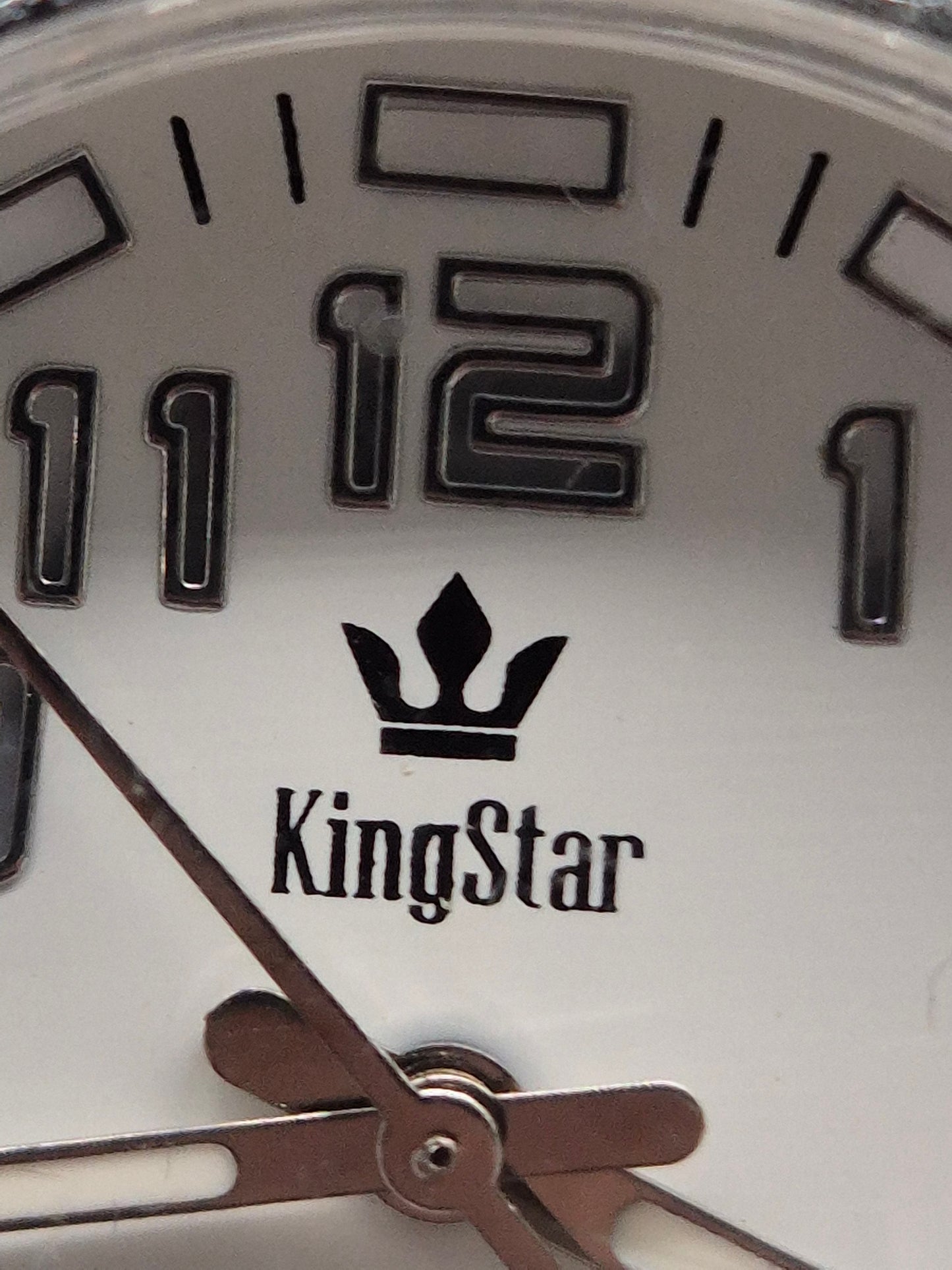 KingStar Damen Uhr – Glitzer-Look mit weißem Silikonarmband