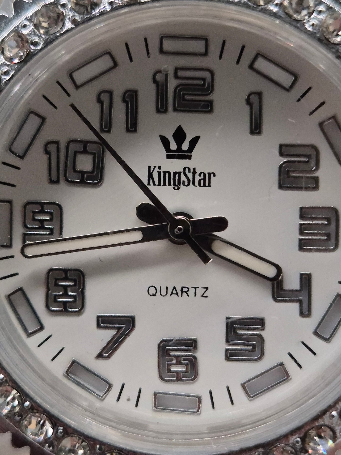 KingStar Damen Uhr – Glitzer-Look mit weißem Silikonarmband