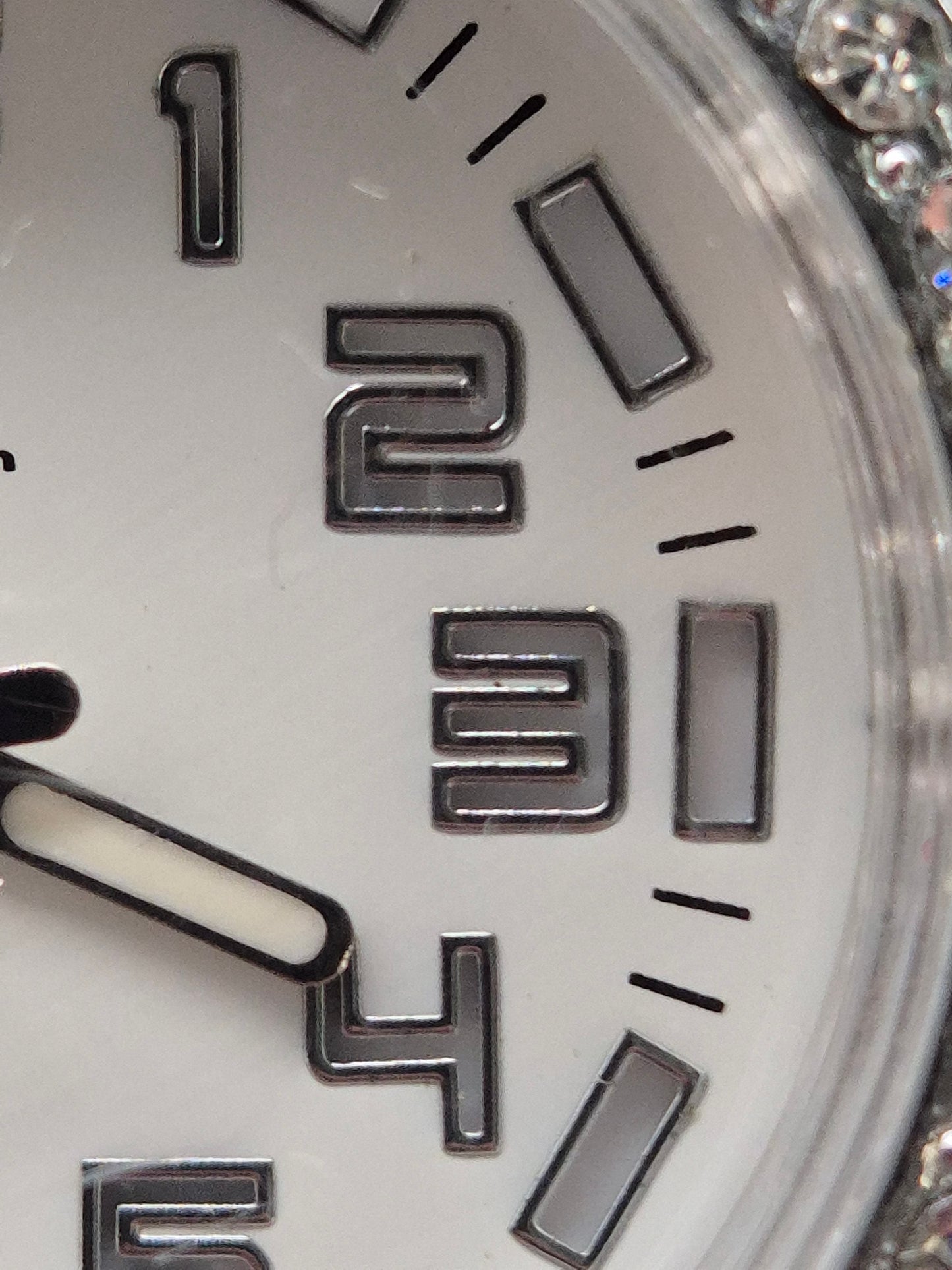 KingStar Damen Uhr – Glitzer-Look mit weißem Silikonarmband