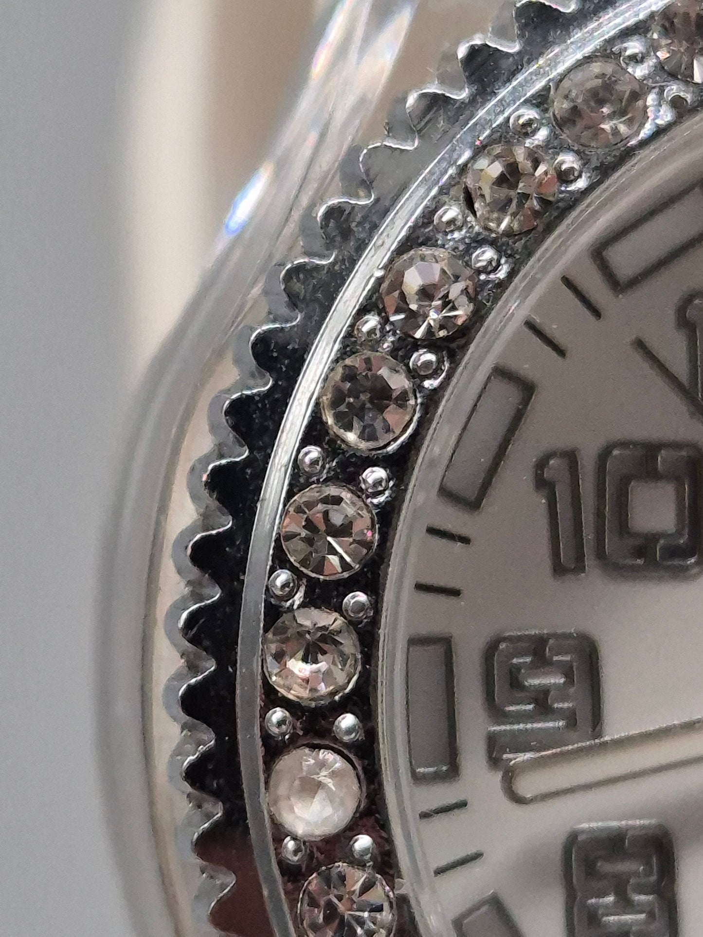 KingStar Damen Uhr – Glitzer-Look mit weißem Silikonarmband