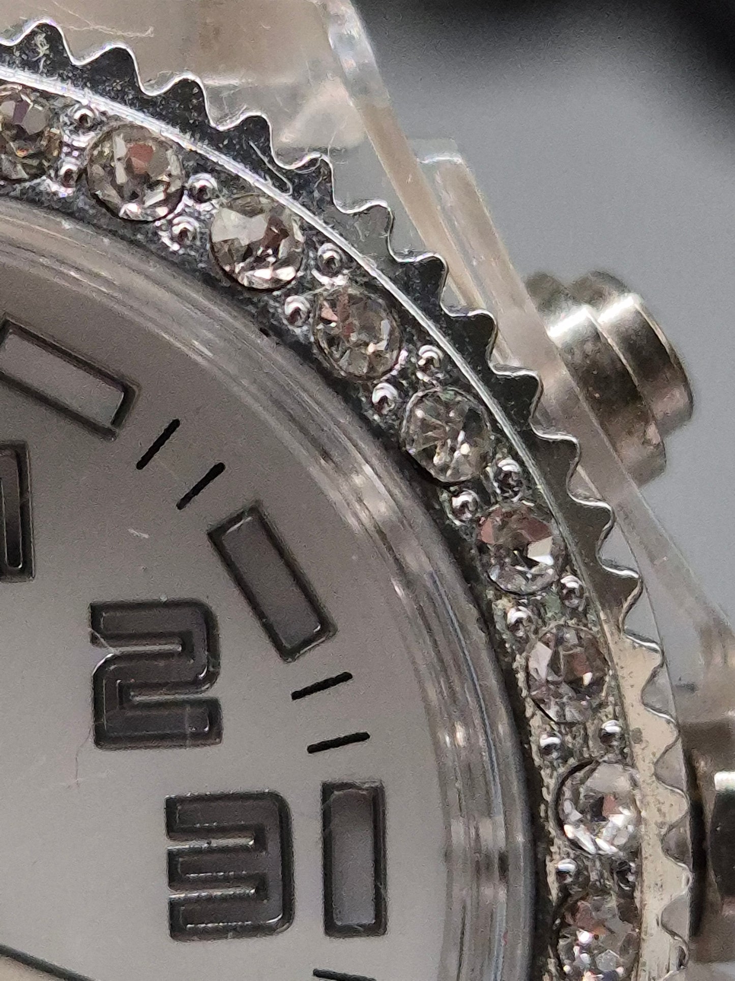 KingStar Damen Uhr – Glitzer-Look mit weißem Silikonarmband