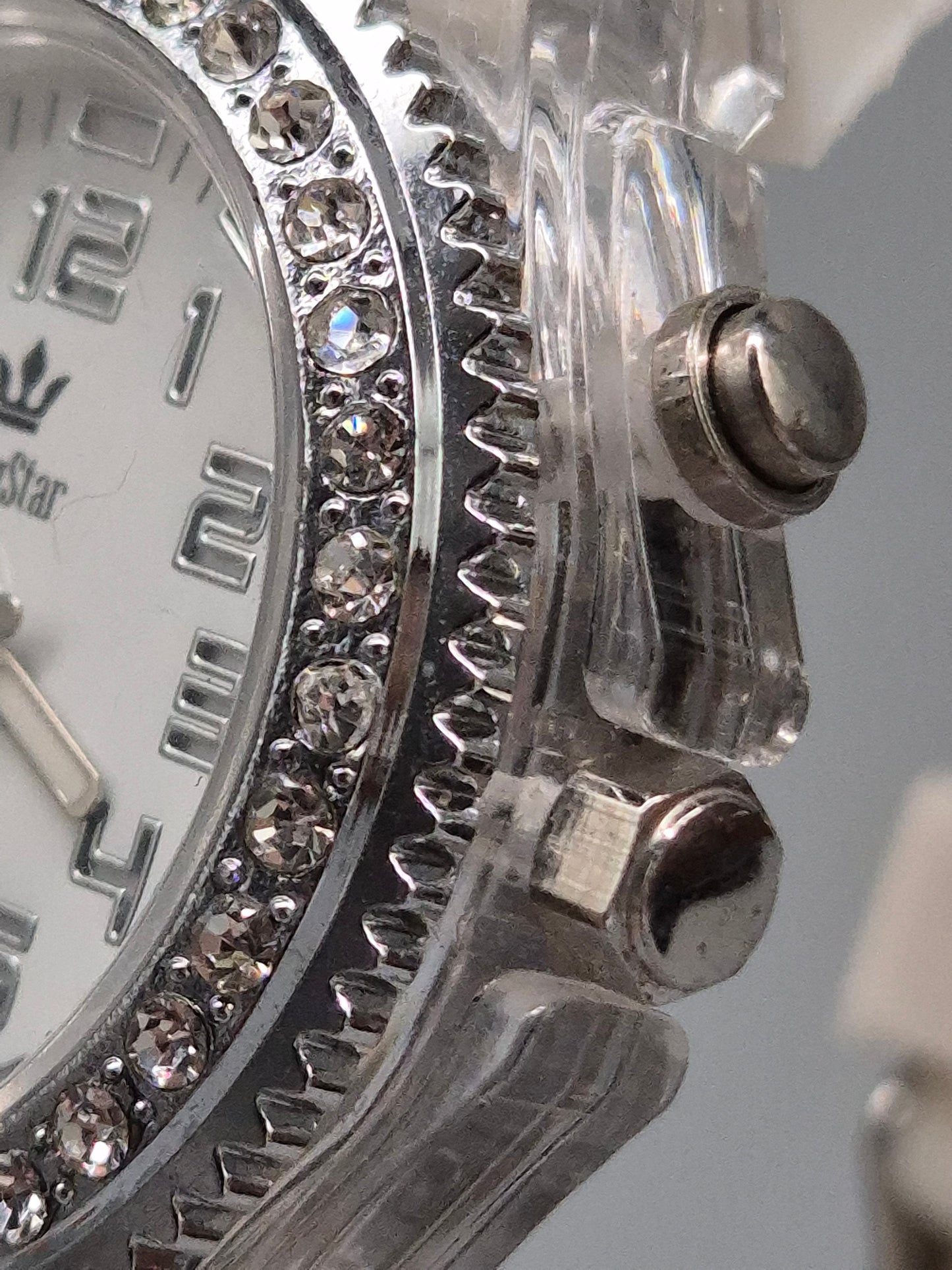 KingStar Damen Uhr – Glitzer-Look mit weißem Silikonarmband