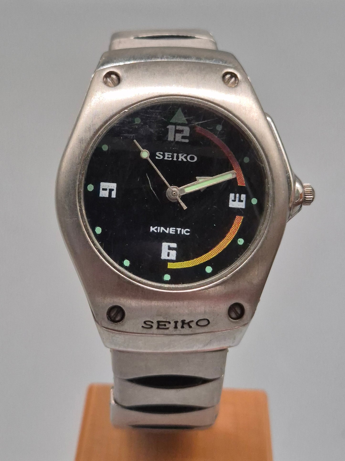 Seiko Kinetic Herren Uhr – Innovative Bewegungstechnologie im markanten Design