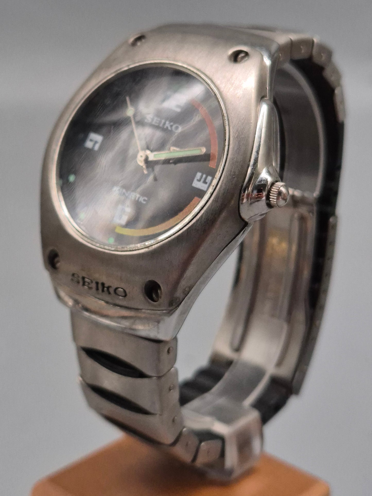 Seiko Kinetic Herren Uhr – Innovative Bewegungstechnologie im markanten Design