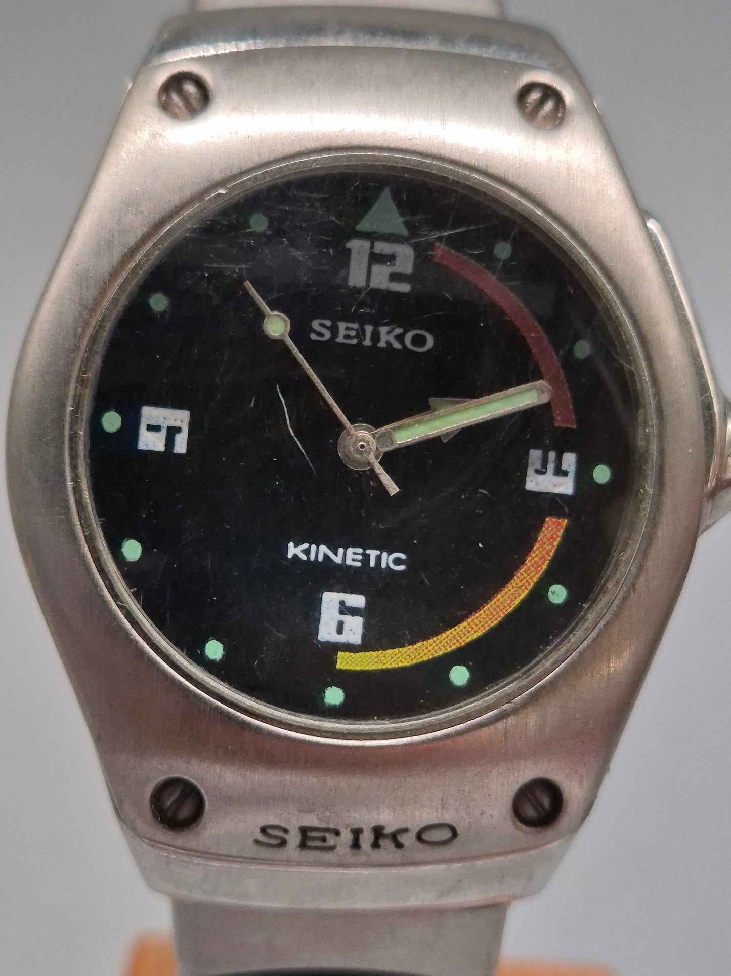 Seiko Kinetic Herren Uhr – Innovative Bewegungstechnologie im markanten Design