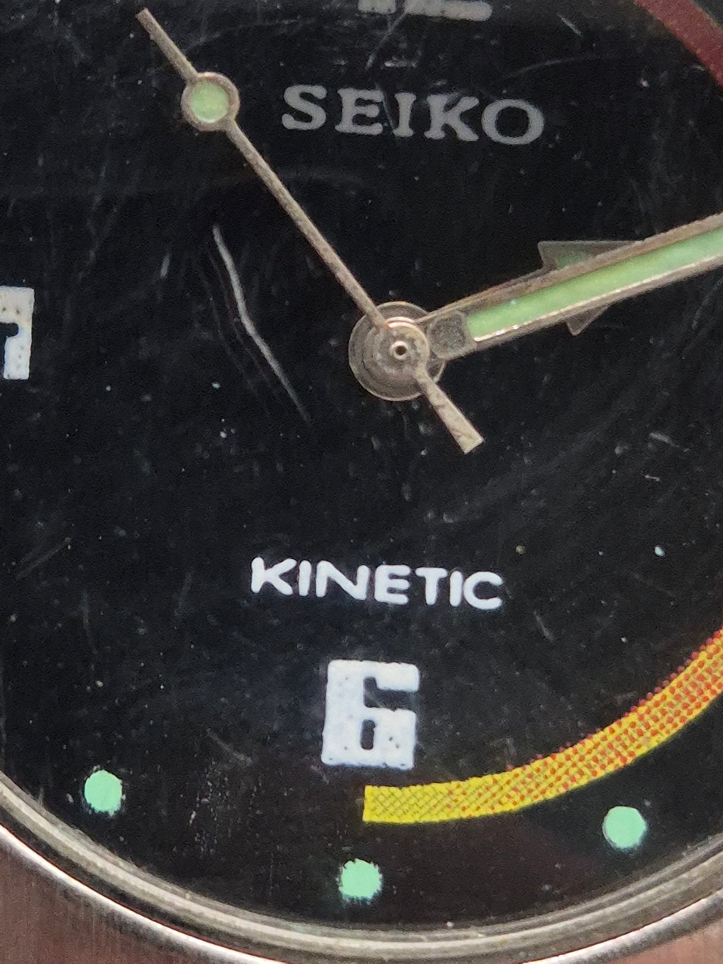 Seiko Kinetic Herren Uhr – Innovative Bewegungstechnologie im markanten Design