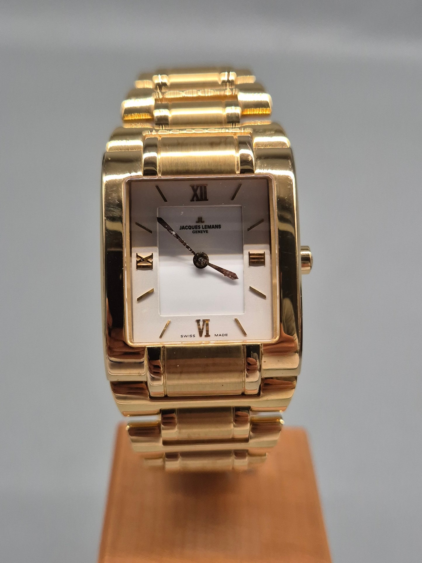 Jacques Lemans Geneve Damen Uhr – Quadratischer Gold‑Look mit Saphirglas