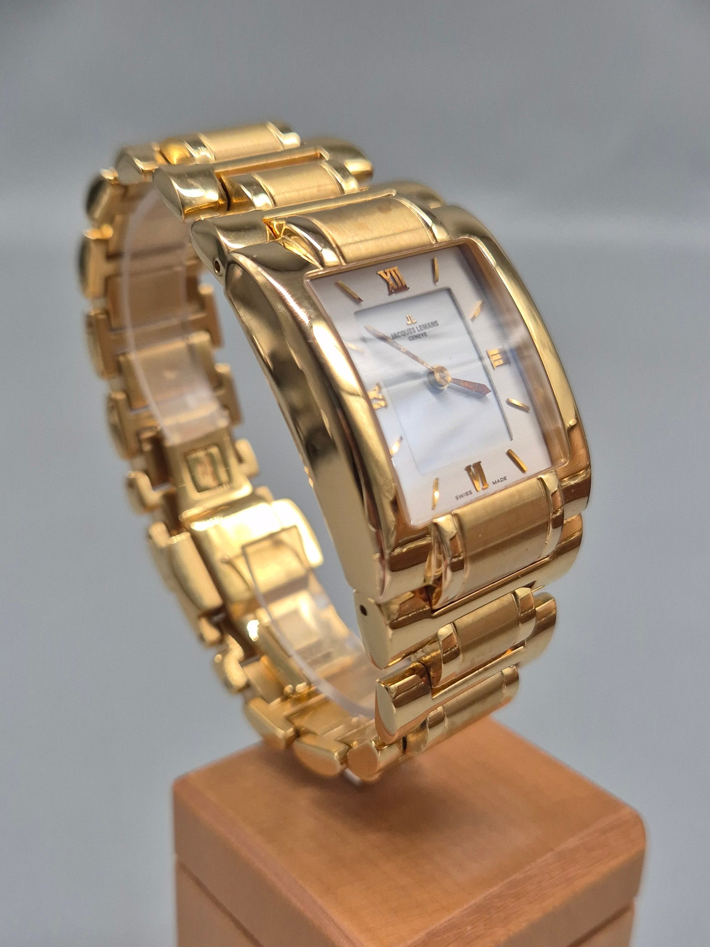 Jacques Lemans Geneve Damen Uhr – Quadratischer Gold‑Look mit Saphirglas