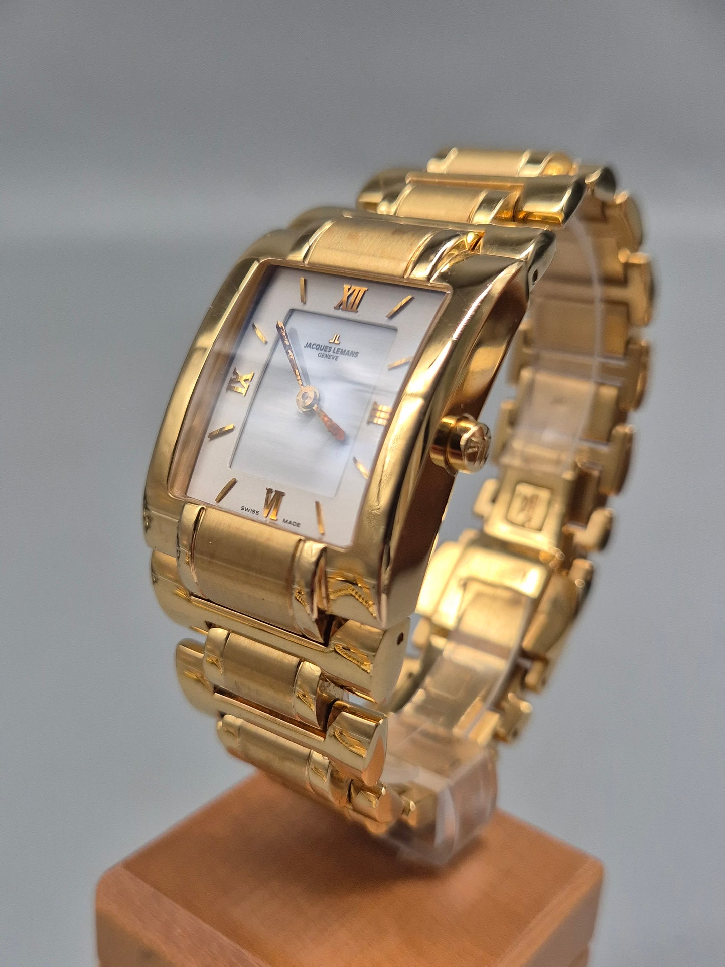 Jacques Lemans Geneve Damen Uhr – Quadratischer Gold‑Look mit Saphirglas