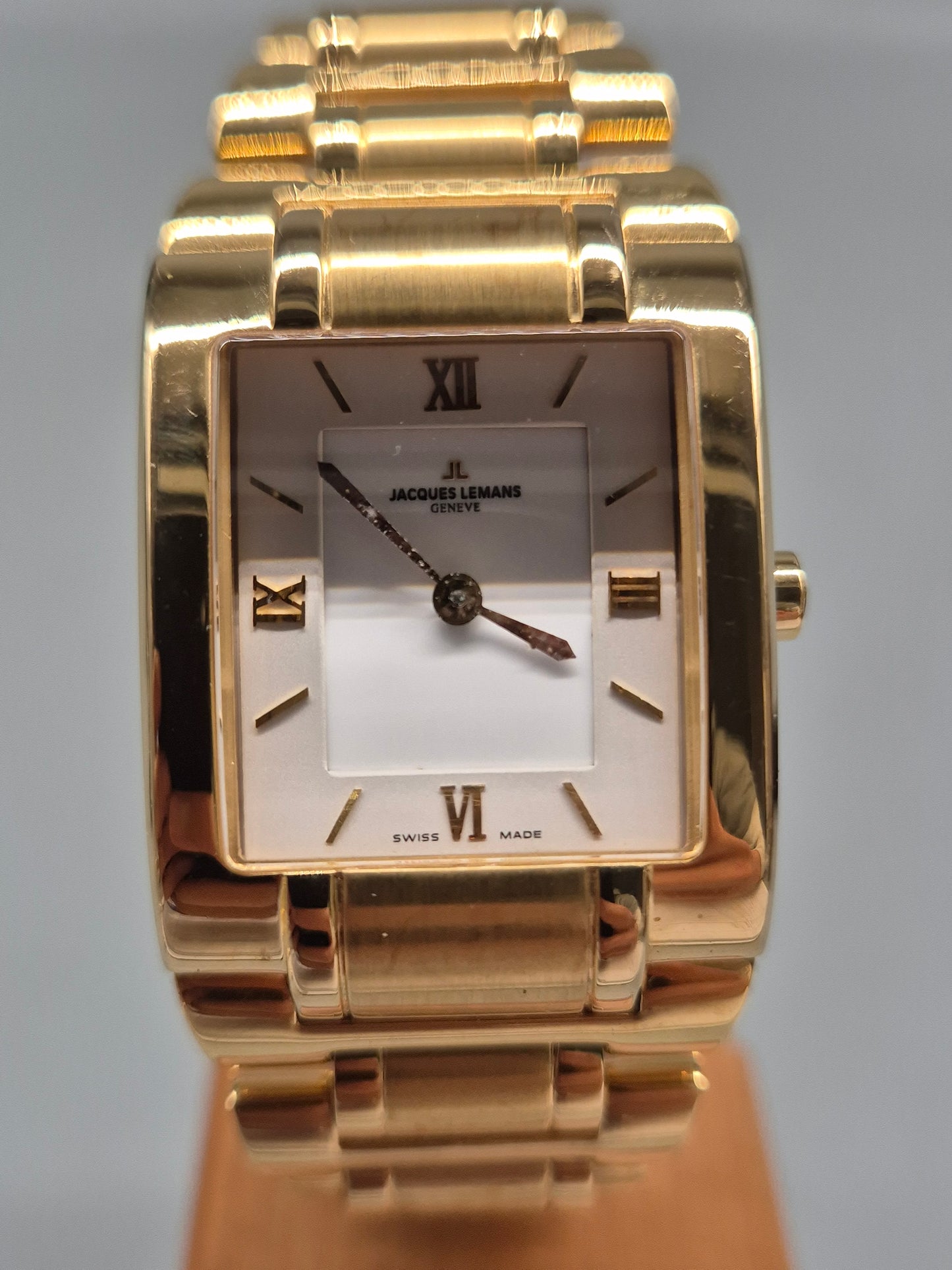 Jacques Lemans Geneve Damen Uhr – Quadratischer Gold‑Look mit Saphirglas