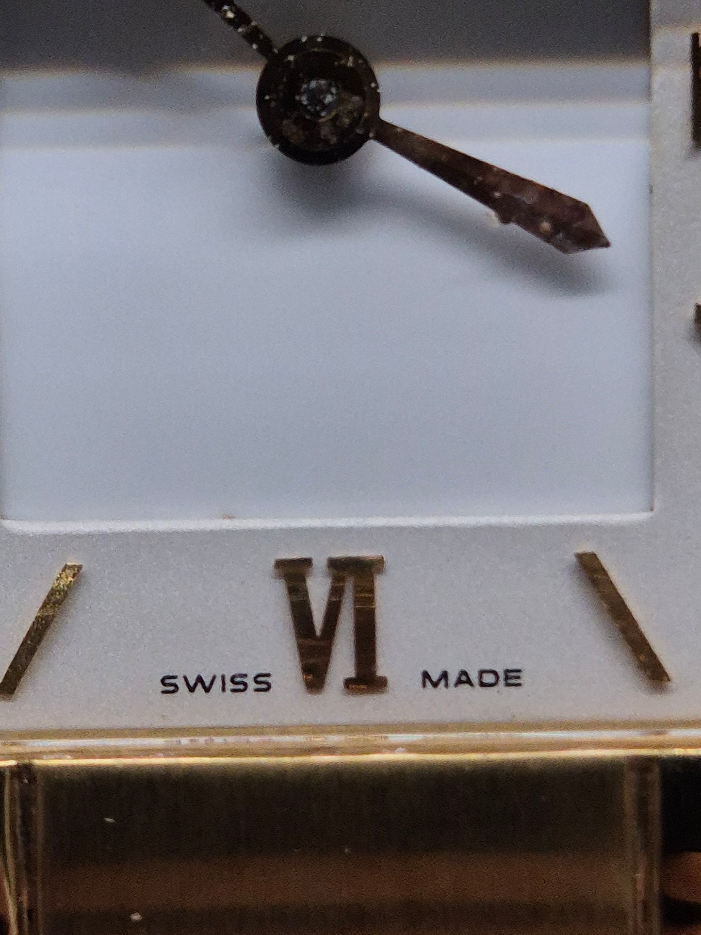 Jacques Lemans Geneve Damen Uhr – Quadratischer Gold‑Look mit Saphirglas