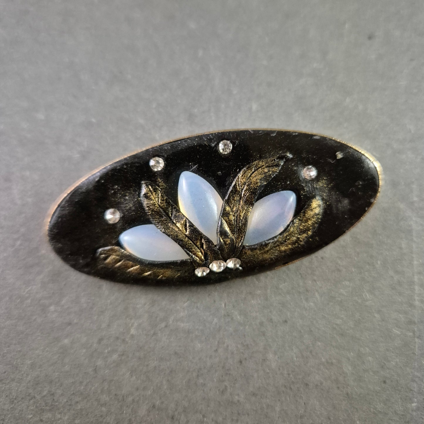 Elegante Vintage Brosche mit opalartigen Steinen und Blättermotiv