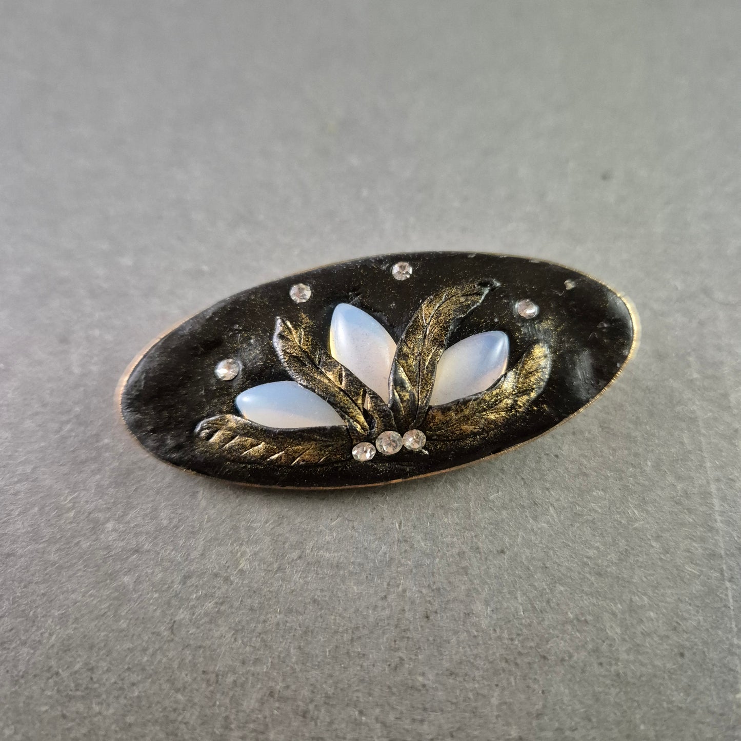 Elegante Vintage Brosche mit opalartigen Steinen und Blättermotiv