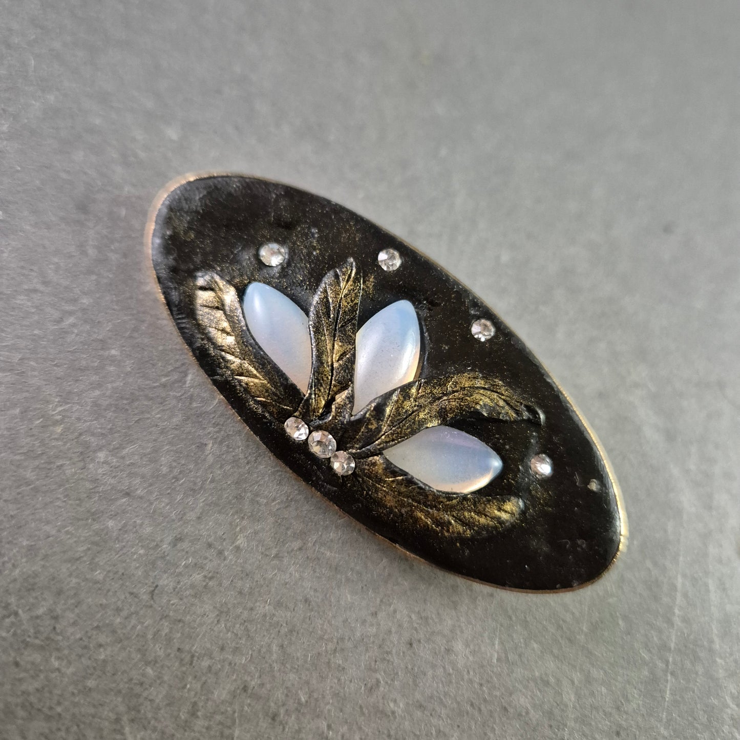 Elegante Vintage Brosche mit opalartigen Steinen und Blättermotiv