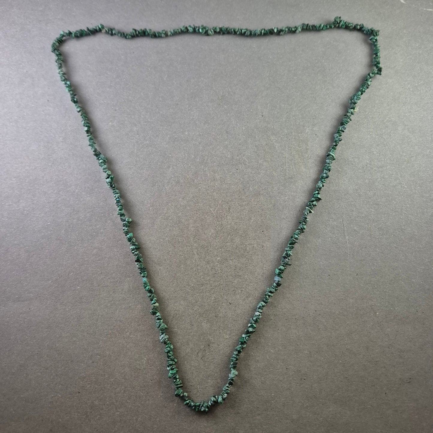 Lange Halskette aus grünen Naturstein-Chips – Vintage Look