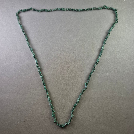 Lange Halskette aus grünen Naturstein-Chips – Vintage Look