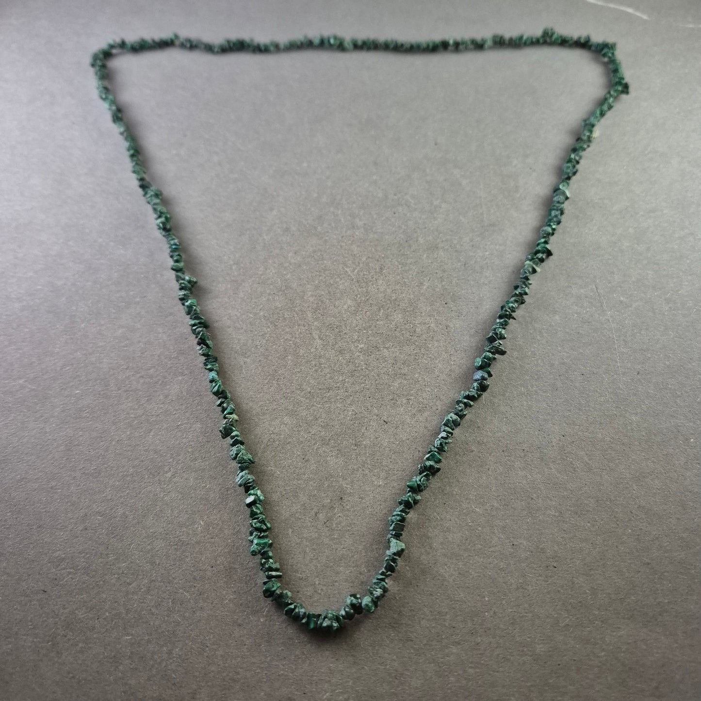 Lange Halskette aus grünen Naturstein-Chips – Vintage Look