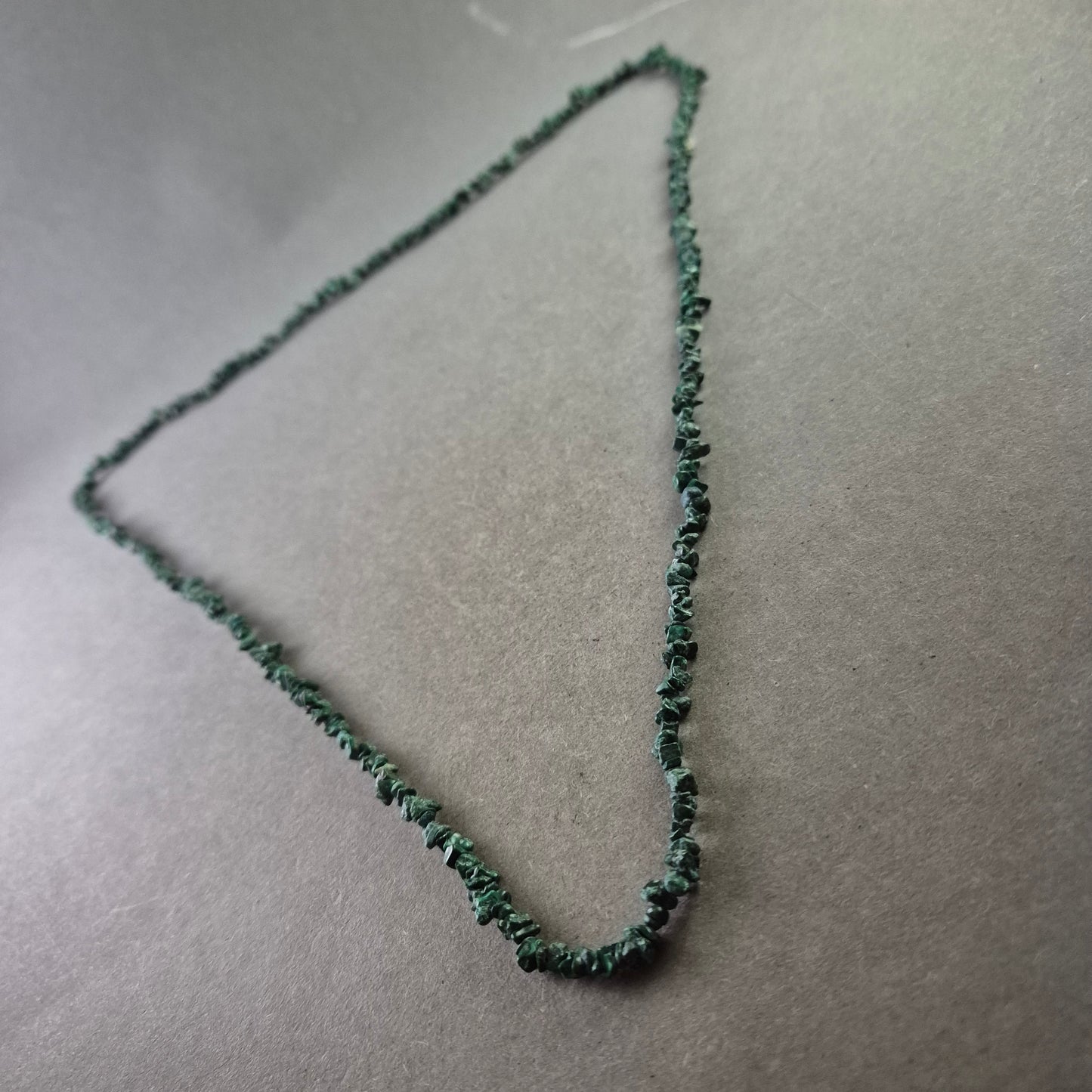 Lange Halskette aus grünen Naturstein-Chips – Vintage Look