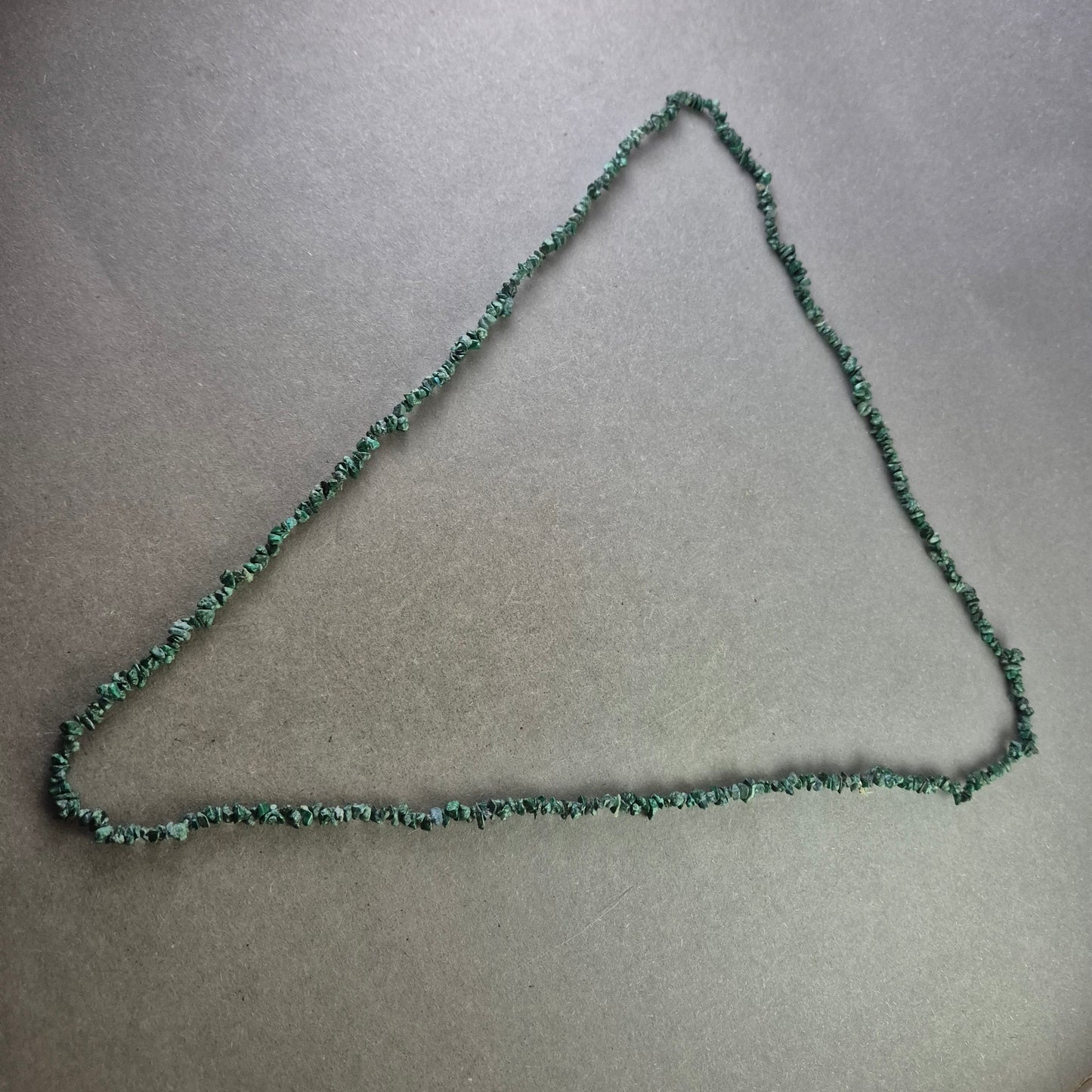Lange Halskette aus grünen Naturstein-Chips – Vintage Look