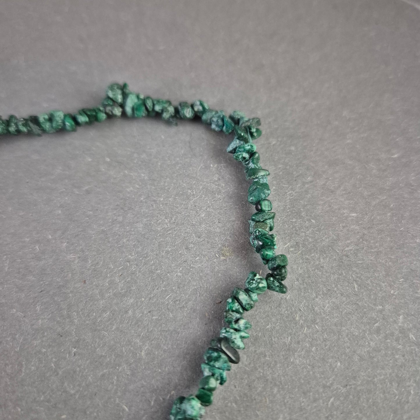 Lange Halskette aus grünen Naturstein-Chips – Vintage Look