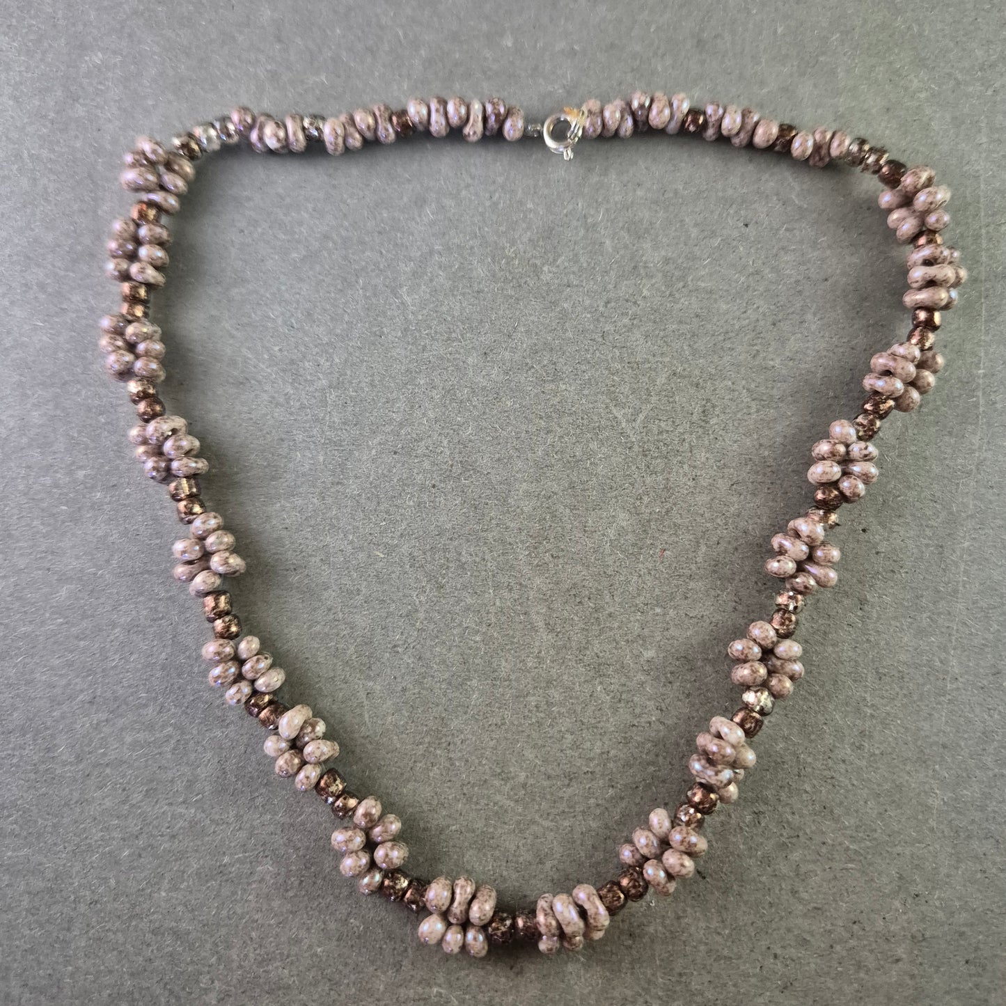 Vintage Halskette mit rosafarbenen Glasperlen im Blüten-Design