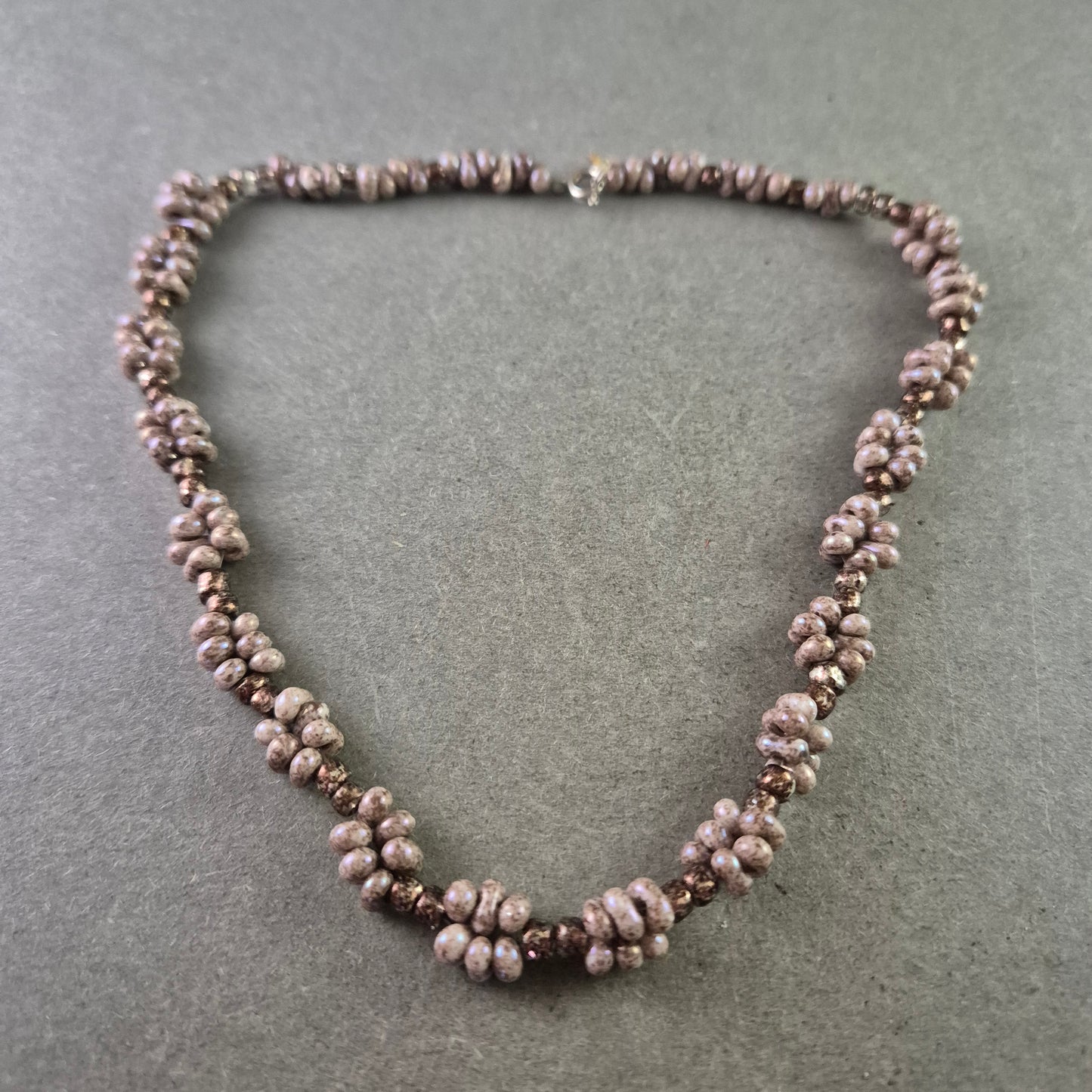 Vintage Halskette mit rosafarbenen Glasperlen im Blüten-Design