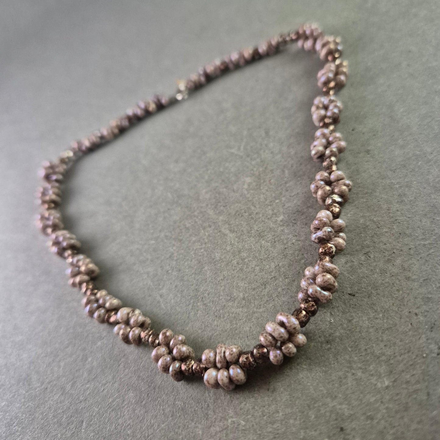 Vintage Halskette mit rosafarbenen Glasperlen im Blüten-Design