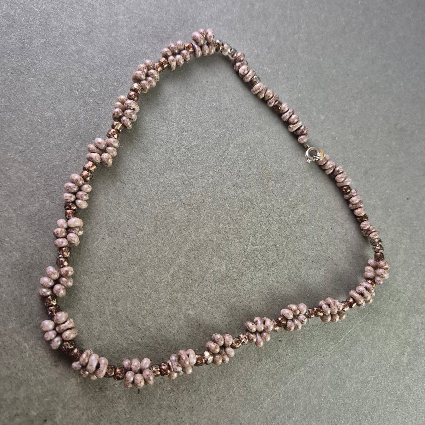 Vintage Halskette mit rosafarbenen Glasperlen im Blüten-Design