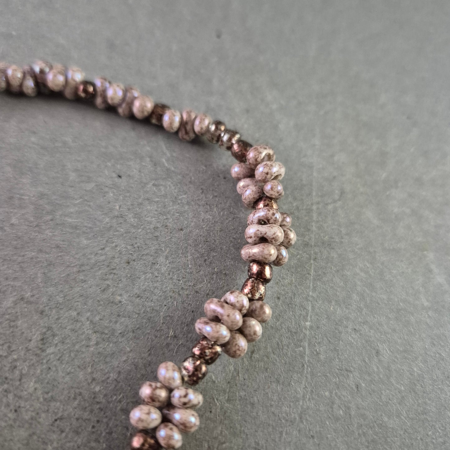 Vintage Halskette mit rosafarbenen Glasperlen im Blüten-Design